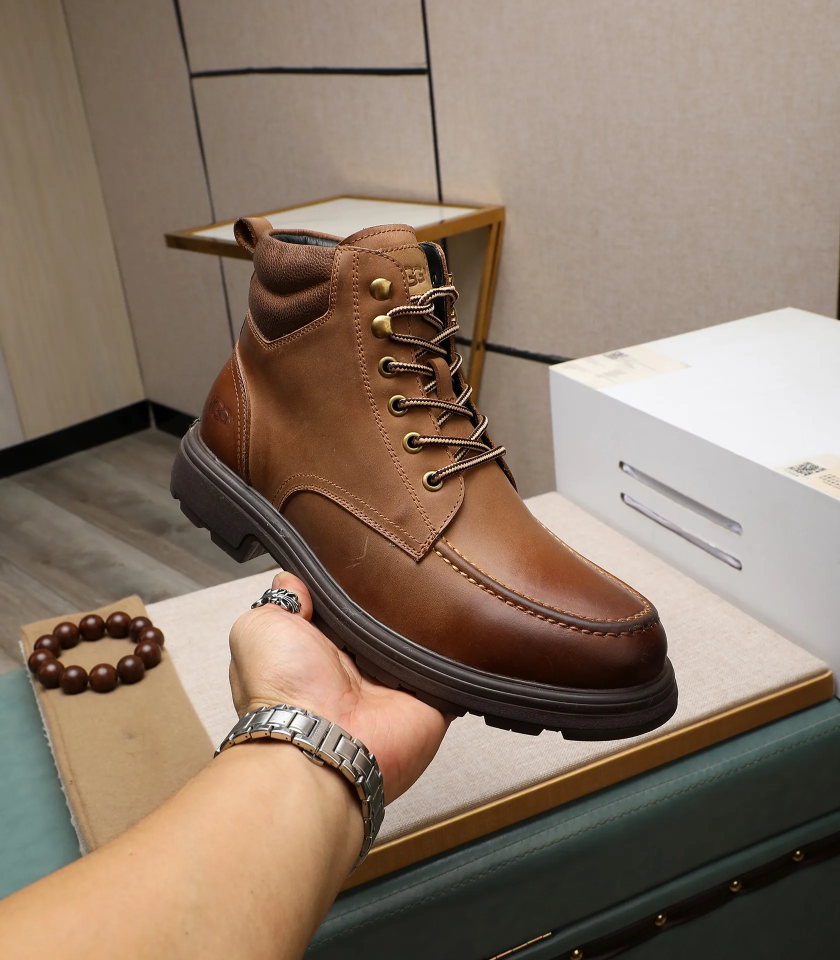 Men's men's shoes💰640 UGG (100% genuine wool lining, 10% off for fake ones) Please pay attention to the quality of the original order and compare the thickness of the wool🏮🏮Hot-selling UGG from Australia's warm luxury brand men's shoes, the official website is synchronized, Beckham men's style..., made of imported top-layer waxed cowhide, waxed toe cap, Australian real wool velvet lining Carefully sewn...Imported rubber Martin boots outsole (comfortable, soft and wear-resistant). I really like the quality..Exquisite workmanship. You can't put it down at first sight. Size 39-44